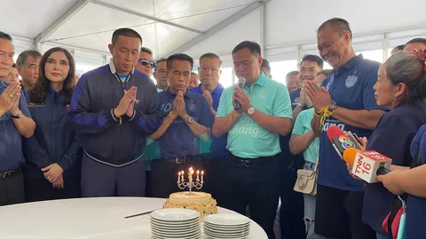 ชื่นมื่น “เสี่ยหนู” นำทัพภูมิใจไทย ยกเค้กอวยพรวันเกิดครูใหญ่ “เนวิน” 