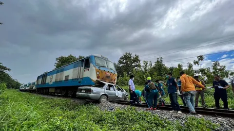 รถไฟชนเก๋งอดีตผู้สมัคร ส.ท.อุตรดิตถ์ หน้าวัดดอยท่าเสาลากไป 300 ม.ดับคาที่