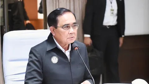 นายกฯ ลั่น ไม่อาจประกาศได้ว่าจะไม่ท่วม หยอกล้อชาวบ้านหลังชมตัวจริงหล่อ