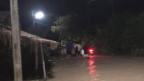 นาทีชีวิต "ช่วยสาวท้องแก่" ลุยฝ่าน้ำท่วม ส่ง รพ.ทำคลอดระทึก (คลิป)