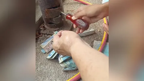 ลูกสาวเผยคลิป กระปุกออมสินเสาบ้านของพ่อ งัดออกมานับได้เกือบแสน