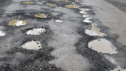 ถนนทางหลวงชำรุดเป็นหลุมเป็นบ่อ ทรุดตัวตามแนวล้อรถ วอนหน่วยงานที่เกี่ยวข้องซ่อมแซม