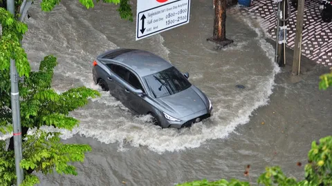 ไม่อยากโดนด่า ขับให้ช้าเข้าไว้!! ขับลุยน้ำท่วม ทำไมต้องช้า 