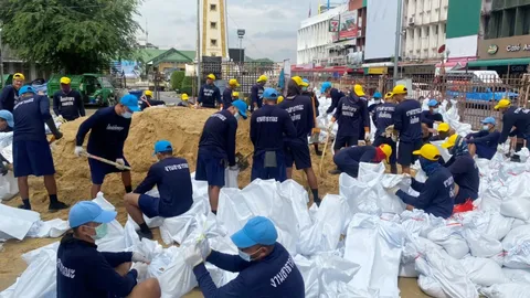 "ราชทัณฑ์" นำนักโทษช่วยวางกระสอบทรายท่าน้ำนนท์-ลอกท่อถนนแจ้งวัฒนะ