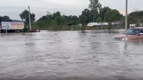 "นาทีชีวิต" น้ำพัด 4 ด.ช.ลอยติดเกาะ จนท.ฝ่าความเชี่ยว-ลุยช่วยระทึก (คลิป)