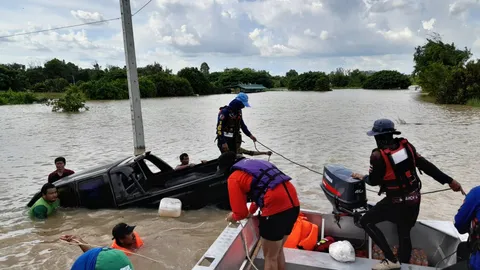 ภาพที่ไม่ได้เห็นบ่อยๆ เรือลากรถ กำลังจะจมน้ำท่วม ชาวบ้านช่วยลุ้น (คลิป)