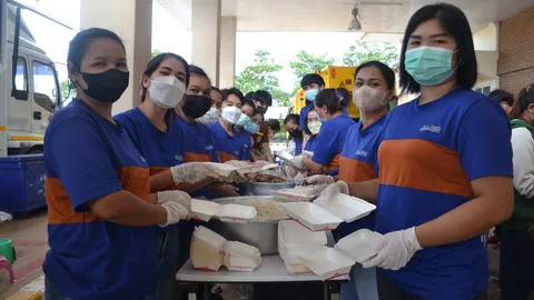 ชัยภูมิเร่งตั้งโรงครัวพระราชทาน ทำอาหารกล่องแจกช่วยชาวบ้านถูกน้ำท่วม