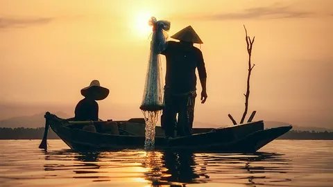 วิกฤติน้ำท่วมจับปลาขาย ทอดแหรับ 5 หมื่นบาทต่อเดือน