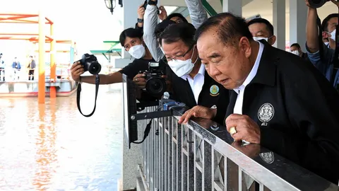 ลุยปทุมธานีดูสถานการณ์น้ำ “ลุงป้อม” สั่งพร้อมรับมือลุ่มน้ำเจ้าพระยาตอนล่าง