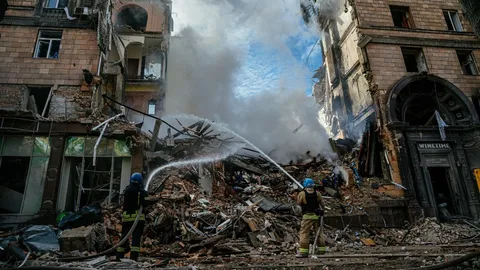 รัสเซียยิงมิสไซล์ 7 ลูก ถล่มซาปอริชเชีย พบแล้ว 5 ศพ กู้ภัยเร่งหาคนรอด