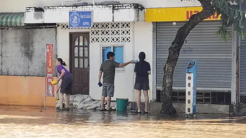 กศน.“จิตอาสา ซ่อม สร้าง ล้างใหม่” ช่วยผู้น้ำท่วม