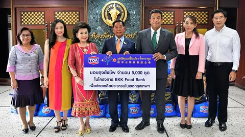 ประจักษ์-ละออ-ปิยะชนก ตั้งคารวคุณ มอบถุงยังชีพให้โครงการ BKK Food Bank