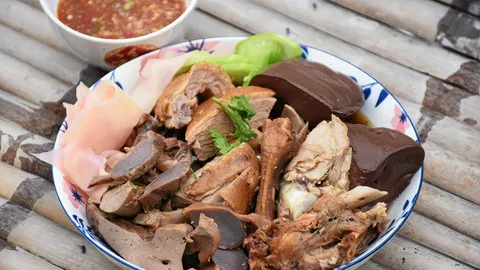 ป้าอรล่องเรือขายเป็ด ณ คลองบางกอกน้อย 