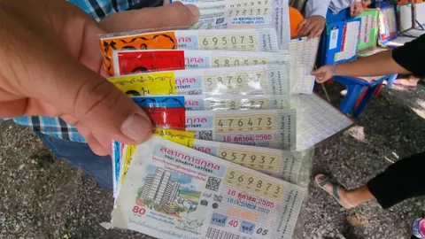 คนแน่นวัด ให้กำลังใจญาติเหยื่อกราดยิงศูนย์เด็กเล็กฯ เผยเลขชุดขายดี 