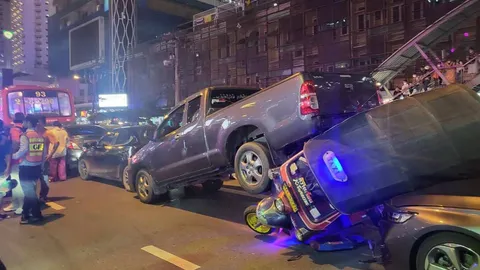 เผยเหตุรถติดหน้าห้างแพลตตินัม รถเมล์เข้าเกียร์ผิดทำชนยับหลายคันเจ็บ 4 