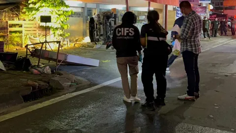 หนุ่ม 27 ขับกระบะเสียหลักพุ่งเข้าร้านในซอยวัดลาดปลาดุกดับ คาดฝนตกถนนลื่น