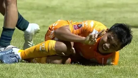 ล้มยังไงให้รู้มุม "เอกสิทธิ์" ชู 2 นิ้วให้กล้องแม้โดนสกัดหนัก ทำโซเชียลฮา (คลิป)