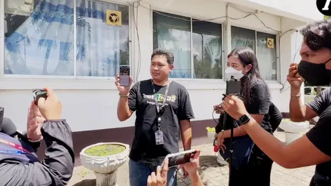 นักข่าวไทยรัฐออนไลน์ เล่านาที ถ่ายภาพสื่อ CNN ปีนข้ามรั้ว ออกมาจากศูนย์เด็กเล็ก (คลิป)