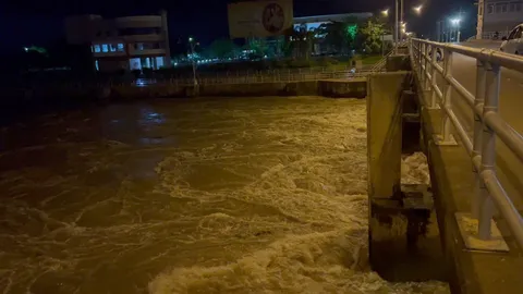 เขื่อนเจ้าพระยาวิกฤติระบายน้ำทะลุ 3,100 ลบ.ม./วิ ตลาดสรรพยาท่วมสูง 2 ม.