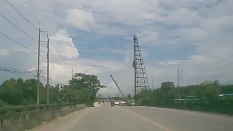 นาทีเฉียดตาย ขับรถอยู่ดีๆ เจอเสาเข็มยักษ์ ล้มลงต่อหน้า ทำเอาผวายกคัน