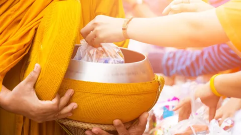 แคปชั่นออกพรรษา 2568 กวนๆ ฮาๆ แทนความรู้สึกดีๆ ถูกใจสายบุญ