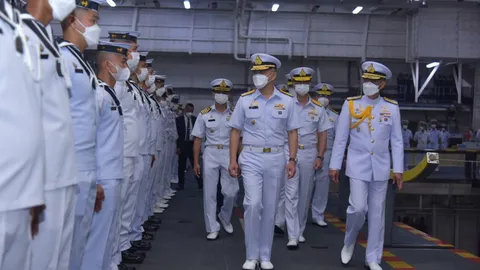 ผบ.ทร. ตรวจเยี่ยม กองเรือยุทธการ-หน่วยซีล ยิงสลุต 19 นัดคำนับ กลางทะเล