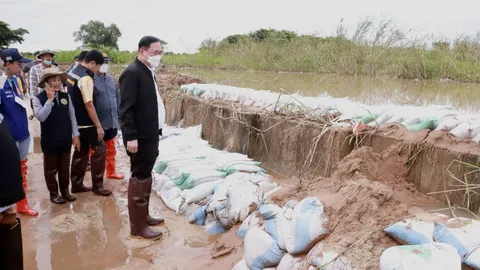 “อนุชา” ติดตามสถานการณ์น้ำที่ชัยนาท ซ่อมคันกั้นน้ำวัดเกาะที่พังได้แล้ว