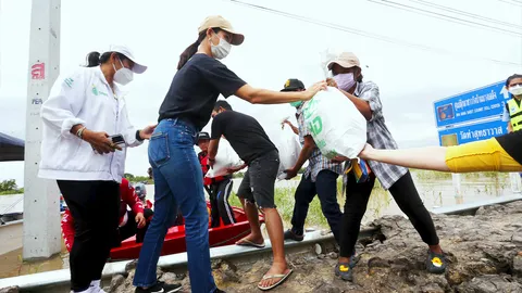 ประมวลภาพ "ธารใจไทยรัฐ ช่วยภัยน้ำท่วม" แจกถุงยังชีพช่วยผู้ประสบภัยอยุธยา