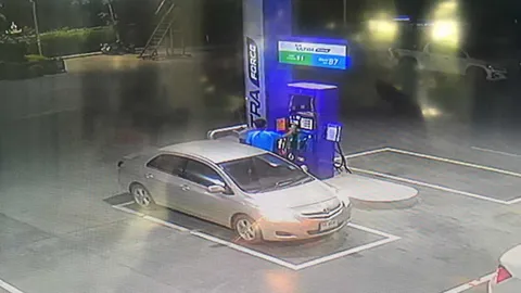 เด็กปั๊มเดือดร้อน รถเก๋งเติมน้ำมัน 1 พัน ทำทีหยิบเงินแต่ซิ่งหนี (คลิป)