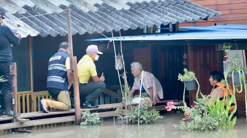 ผบ.ทบ. ลุยน้ำให้กำลังใจชาวนนทบุรี ส่งแพทย์ ทหาร ช่วยตั้งแต่ต้นน้ำ