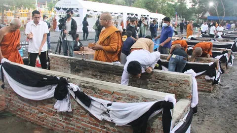 เศร้า ญาติเหยื่อ 19 ศพ เก็บเถ้ากระดูก ก่อนเตรียมบรรจุอัฐิข้างรั้ววัด