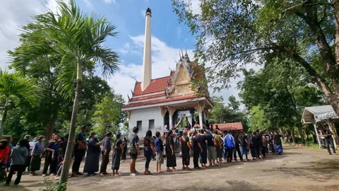 ญาติอาลัยเผาศพเมียมือกราดยิง พี่สาวขอบคุณ ชาวบ้านช่วยเหลือที่วัดศรีอุทัย