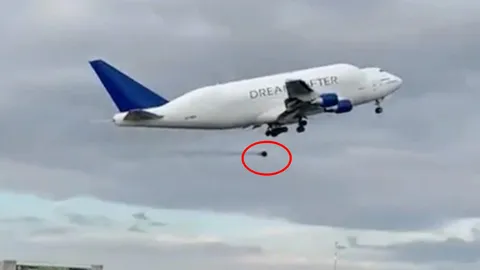 นาทีช็อก โบอิ้ง 747 ลำใหญ่บึ้ม ล้อไฟไหม้ หลุดจากเครื่องบินในอิตาลี (คลิป)