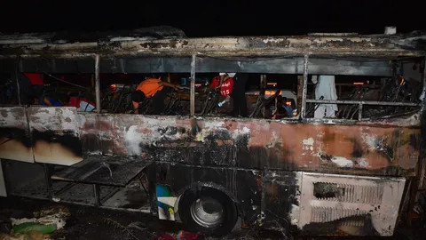 สลด รถบัสไฟไหม้ คร่าชีวิตชาวปากีสถานครอบครัวใหญ่ โดนไฟคลอก ตาย 18  ศพ 