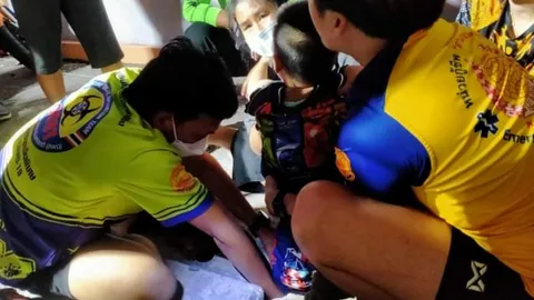 "อุทาหรณ์" ด.ช. 5 ขวบ เดินตกท่อน้ำเสียหน้าโรงเรียน ขาติดร้องลั่น-เจ็บ