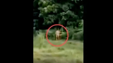 โรคจิตสุดฟิน ยืนแก้ผ้าสาวหนอนโชว์ นทท. ผวาอันตราย-ฝาก จนท.ดูแลด้วย (คลิป)