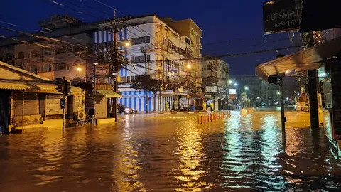 ฝนหนักถล่มภูเก็ต เมืองป่าตองอ่วม ถูกน้ำทะเลหนุน ไหลจากเทือกเขาซ้ำ