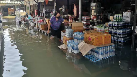 ท่าจีนน้ำมากบวกน้ำทะเลหนุน เอ่อสามพราน นครชัยศรี สวนผลไม้จมมิด