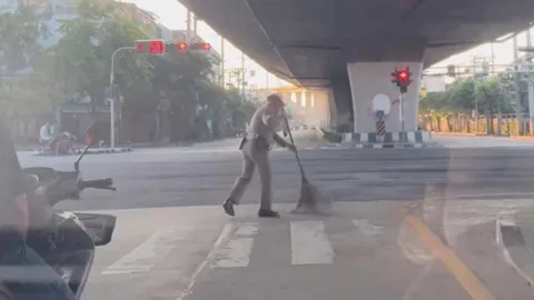 ผบ.ตร.ชื่นชม ผู้กองพูนศักดิ์ จราจรกวาดทรายจากถนน ป้องกันอุบัติเหตุ