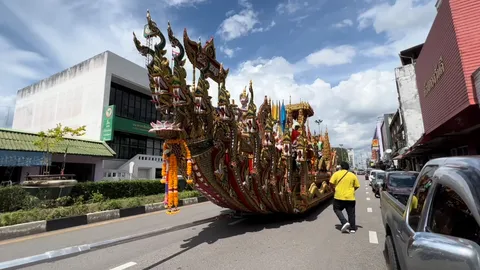 แผงหวยคึกคัก งานลากพระเมืองตรัง ฮือฮาเลขเด็ด ขายหมดเกลี้ยงทุกแผง