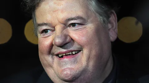 สุดเศร้า ร็อบบี้ โคลเทรน ผู้รับบท แฮกริด เสียชีวิตแล้วในวัย 72 ปี