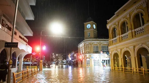 ภูเก็ตน้ำท่วมย่านเมืองเก่าสูง 1 เมตร ฝนตกหนักยันเช้า ป่าตองก็ไม่แพ้กัน (คลิป)