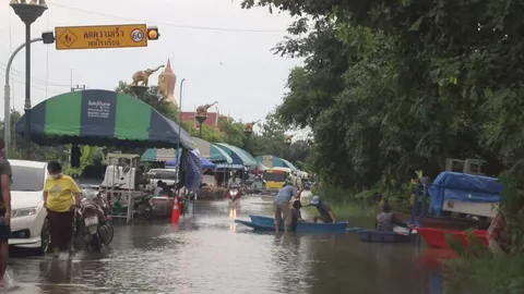 ชาวบ้าน อ.ท่าช้าง 3 ตำบลขนของหนีน้ำขึ้นมานอนริมถนนหลังแม่น้ำน้อยเอ่อท่วม