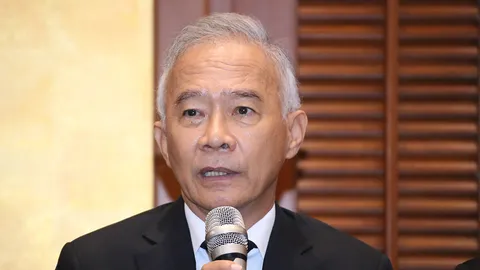 "สุวัจน์ ลิปตพัลลภ" เปิดอนุสาวรีย์ พลเอกชาติชาย โดนชาวโคราชรุมถ่ายรูปมาดเท่ๆ