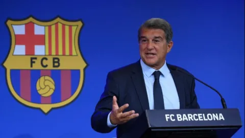 ทำไปเพื่อ ? ประธาน “บาร์เซโลนา” บุกห้องผู้ตัดสิน หลังพ่าย “เรอัล มาดริด” 1-3