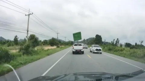 มาได้ไง หนุ่มร้องเสียงหลง ขับรถอยู่ดีๆ ได้ "ที่นอน" บินเป็นของแถม