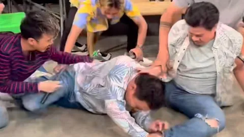 ชุลมุนกันทั้งกอง นุ้ย เชิญยิ้ม ปรี่เข้าต่อย จตุรงค์ พากันห้ามเกือบไม่ทัน 