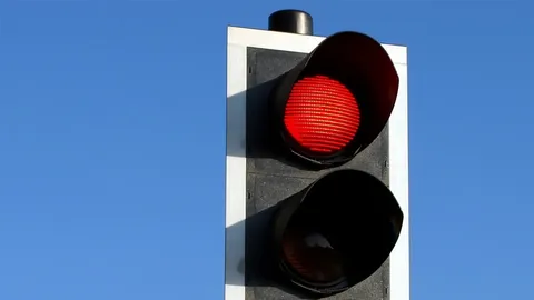 สัญญาณไฟแดงหน้าโรงเรียนวังไกลกังวลเปลี่ยนไวมาก ชาวบ้านเบรกไม่ทันโดนใบสั่ง