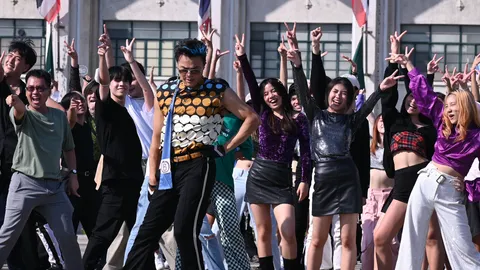 ฮือฮา ประธาน JYP เกาหลี บุกจัดแฟลชม็อบ เต้น K-POP ลานคนเมืองกทม.