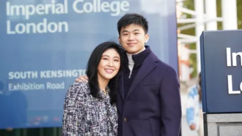 "ยิ่งลักษณ์" ภูมิใจ "ไปป์" ได้รางวัล ชี้ ของขวัญดีที่สุด คือ ลูกเข้มแข็ง